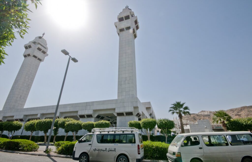 جامع التنعيم - جامع ام المؤمنين عائشة رضي الله عنها و ارضاها من هنا يحرم اهل الحرم